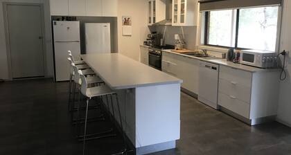 Very Large 4 Bedroom House and Pool