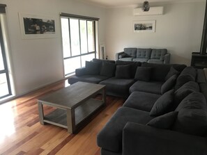 Smart TV, Netflix, table tennis, streaming services - Very Large 4 Bedroom House and Pool (Echuca Village)
