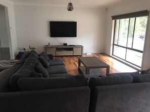 Smart TV, Netflix, table tennis, streaming services - Very Large 4 Bedroom House and Pool (Echuca Village)