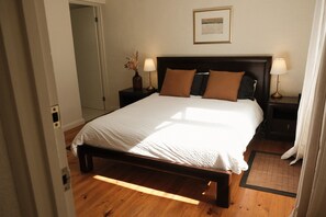 2 slaapkamers, een strijkplank/strijkijzer, gratis wifi, beddengoed