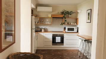 Full-sized fridge, microwave, oven, dishwasher