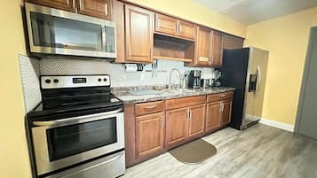 Großer Kühlschrank, Mikrowelle, Ofen, Herdplatte