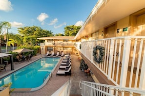 A heated pool - Sheridan Suites Three Bedroom Suite (Dania Beach)
