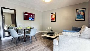 Una sala de estar moderna con comedor, un sofá y una mesa de centro.