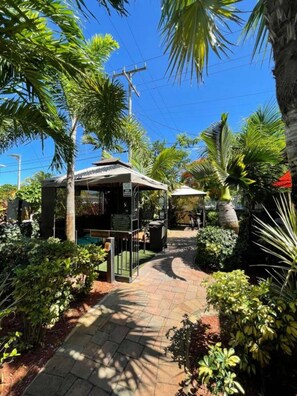 Property grounds - Cozy Family Studio at Sheridan Guesthouse with Pool (Dania Beach)