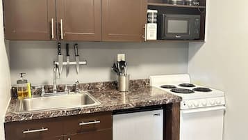 Frigorifero, microonde, piano cottura, macchina per tè/caffè