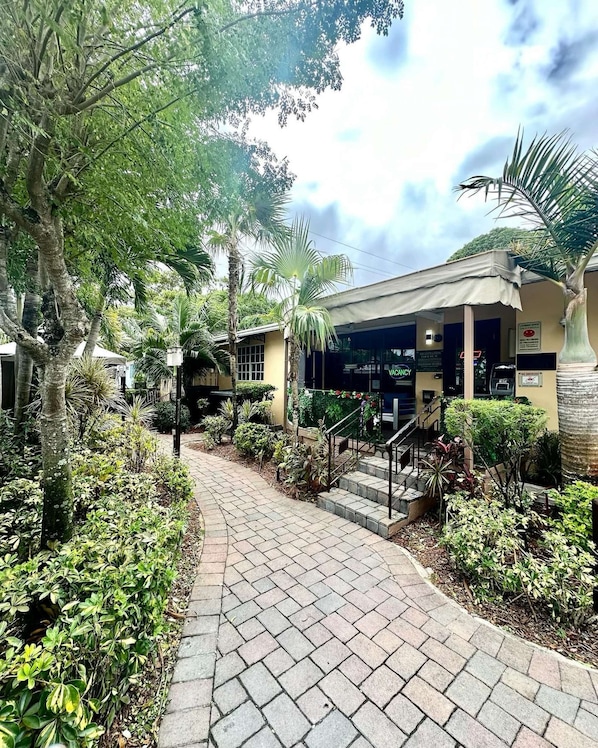 Exterior - Cozy Family Studio at Sheridan Guesthouse with Pool (Dania Beach)