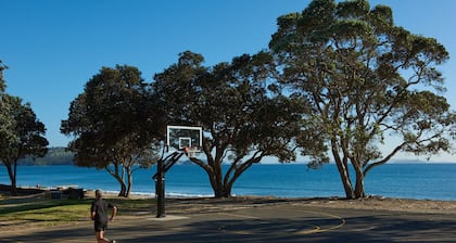 Orewa Kiwi Cabins - Fantail Cabin