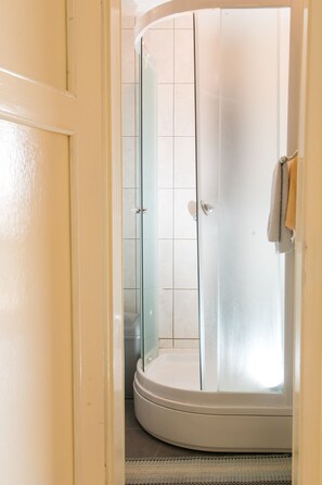 Huoneisto (One Bedroom Apartment with Two Terrac) | Kylpyhuone | Suihku, ilmaiset hygieniatuotteet, hiustenkuivaaja, pyyhkeet