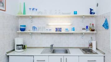 Leilighet (One Bedroom Apartment with Two Terrac) | Eget kjøkken | Kjøleskap, mikrobølgeovn, kokeplater og kaffetrakter/tekoker