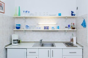 Appartement (One Bedroom Apartment with Two Terrac) | Cuisine privée | Réfrigérateur, micro-ondes, plaque de cuisson, cafetière/bouilloire