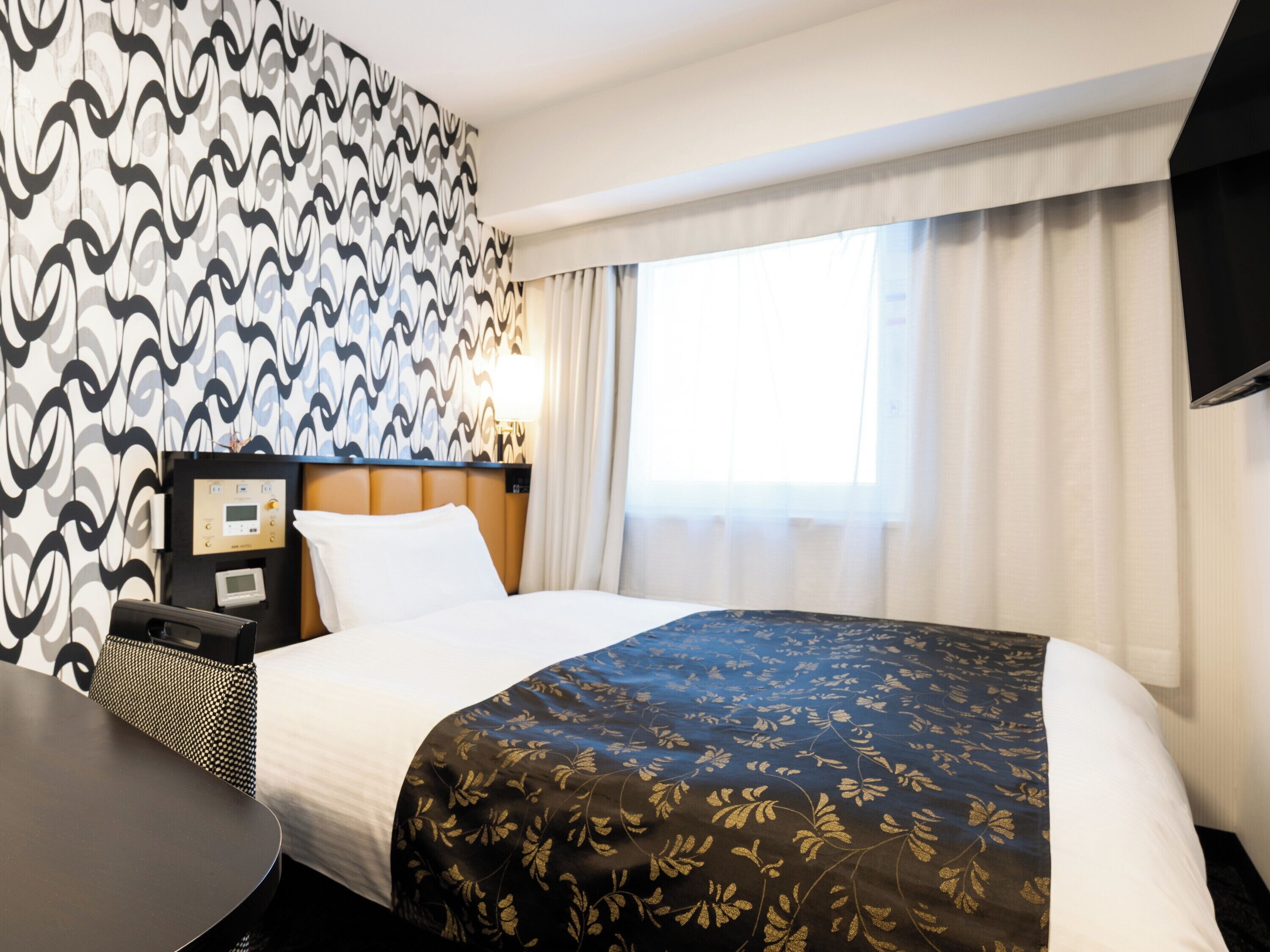 Quarto standard, para não fumantes (with 1bed) | Edredons de pluma, camas com colchões pillow-top, escrivaninha