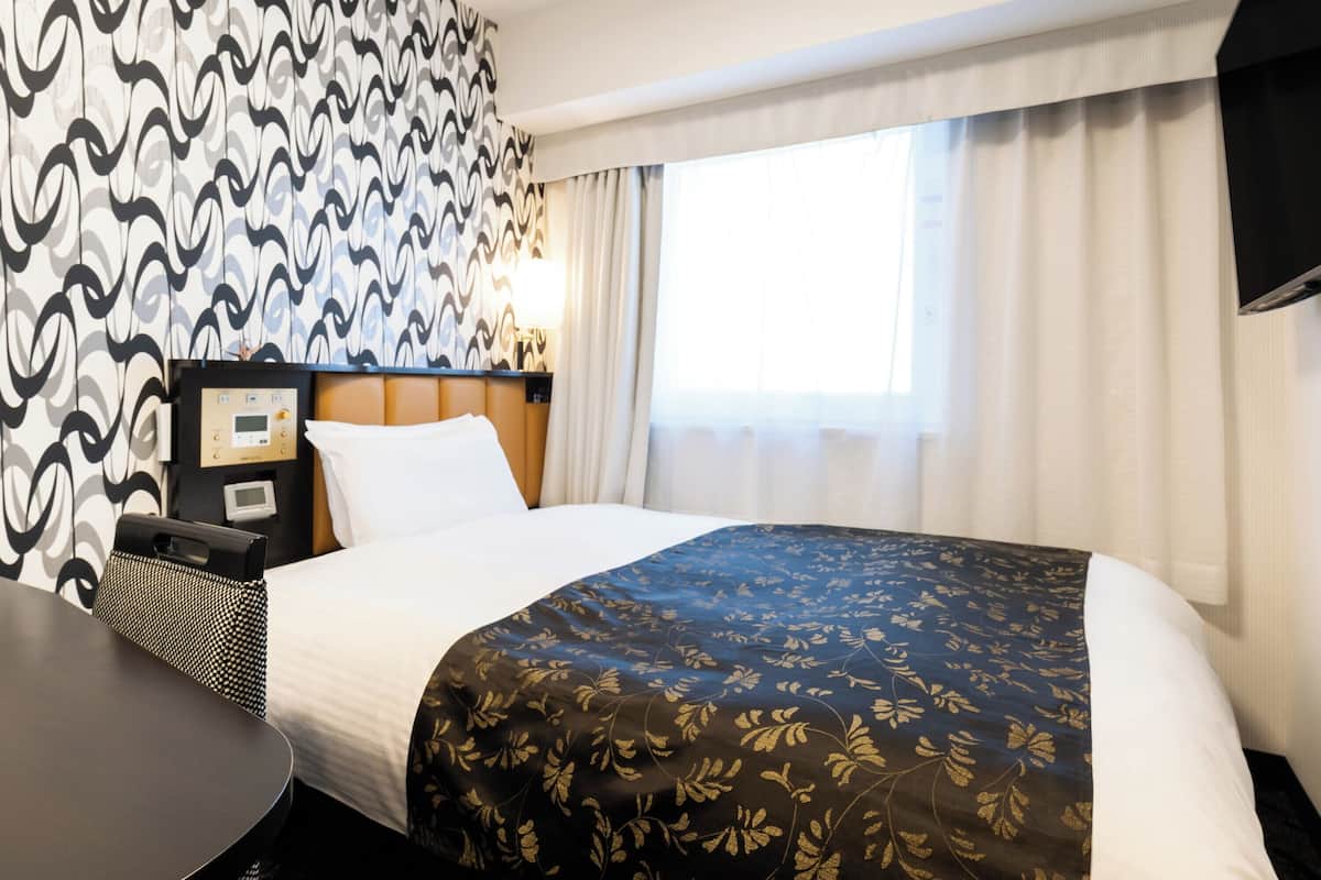 Quarto standard, para não fumantes (with 1bed) | Edredons de pluma, camas com colchões pillow-top, escrivaninha