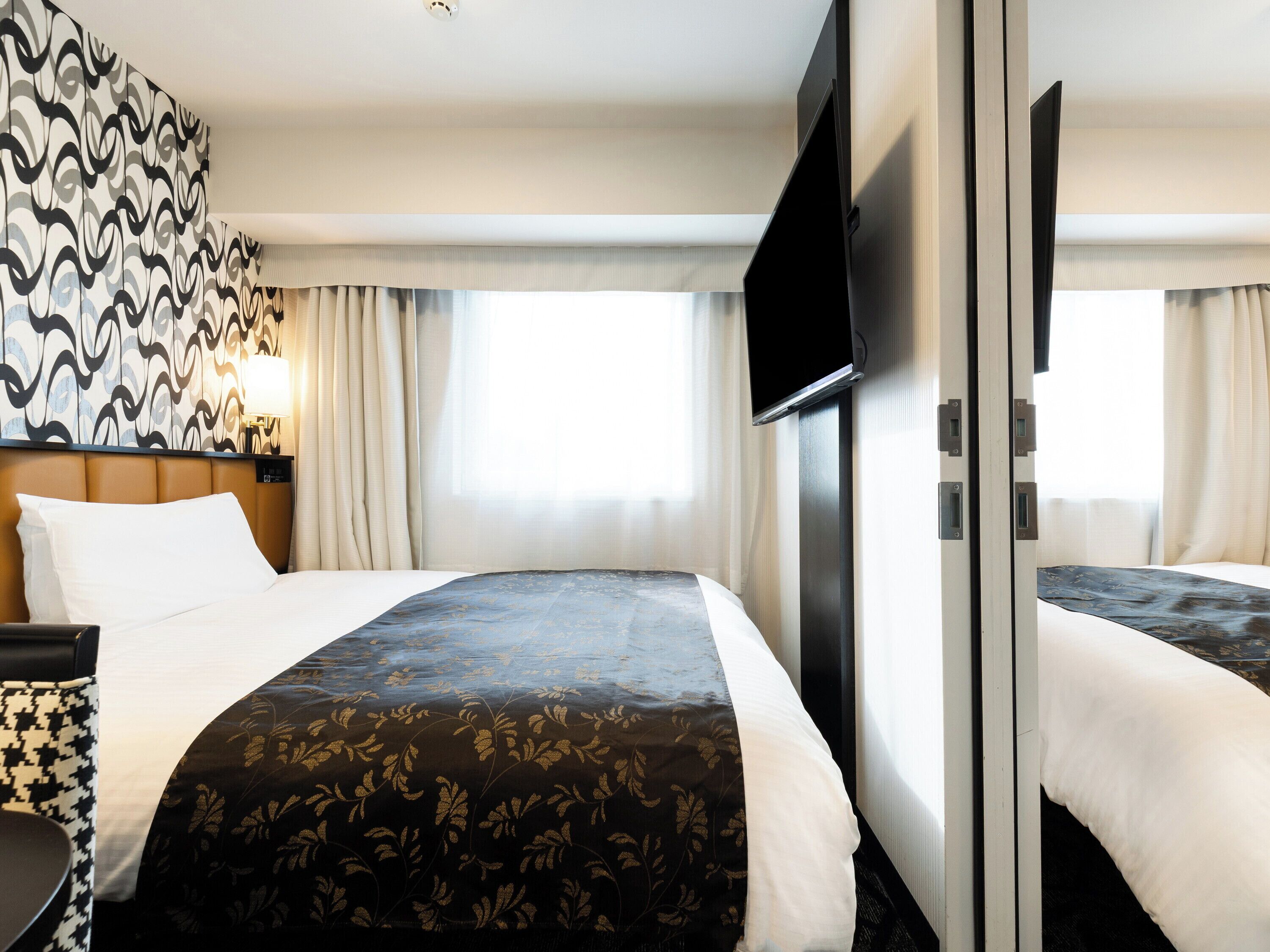 Edredons de pluma, camas com colchões pillow-top, escrivaninha