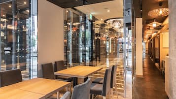 供应早餐、午餐和晚餐