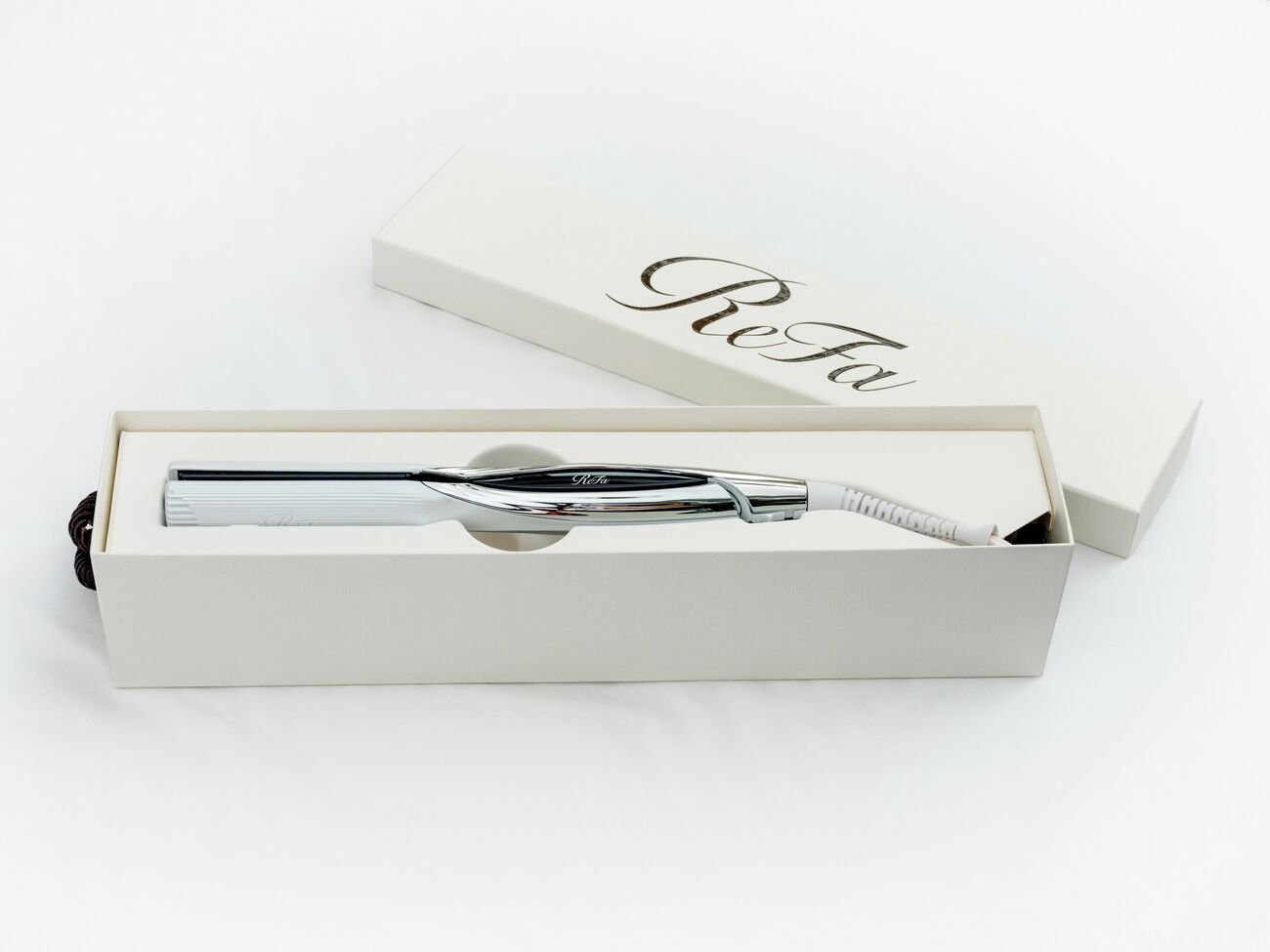 Eine weiße Schachtel mit einem Stift und einer Schachtel mit dem Aufdruck "Rehtaul".