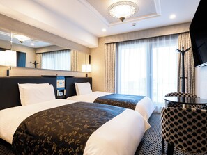 ห้องดีลักซ์ทวิน, ปลอดบุหรี่ (with 2 bed) | ผ้านวมขนเป็ด, เตียงพร้อมฟูกเสริมที่นอน, โต๊ะทำงาน, ผ้าม่านกันแสง