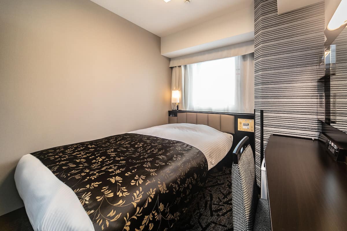 Standaard kamer, niet-roken (with 1bed) | Donzen dekbedden, pillowtop-bedden, een bureau, verduisterende gordijnen