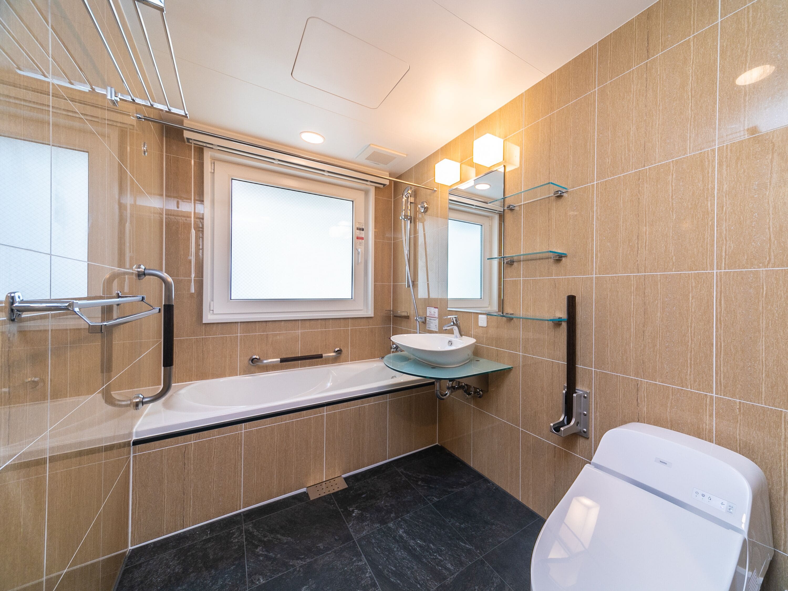 deluxe twin room with 2 bed, accessible, non smoking | 1 bedroom, down duvets, pillow-top beds, desk