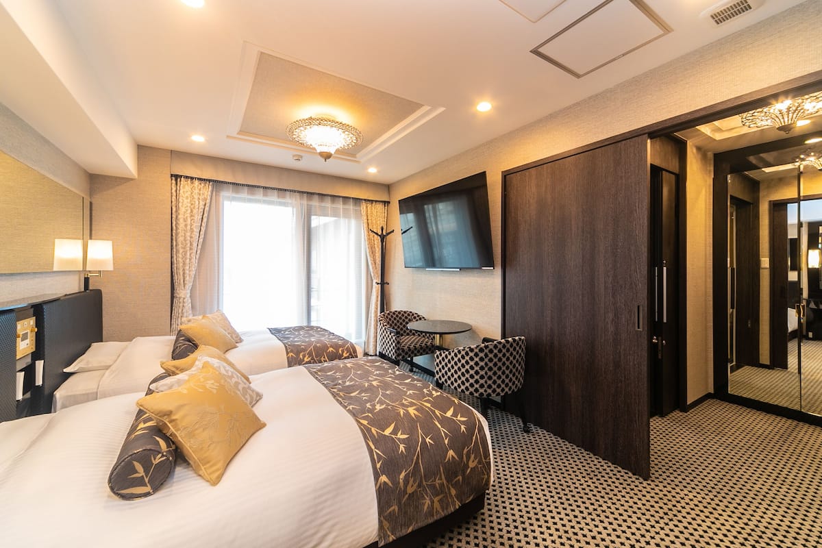 Deluxe Twin kamer, niet-roken (with 2 bed) | Donzen dekbedden, pillowtop-bedden, een bureau, verduisterende gordijnen