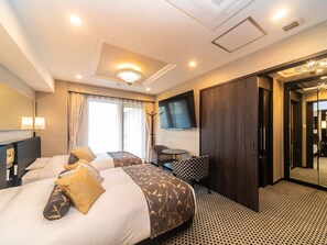 Tvåbäddsrum Deluxe - icke-rökare (with 2 bed) | Duntäcken, bäddmadrasser, skrivbord och mörkläggningsgardiner