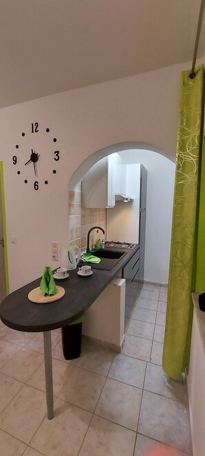 Kühlschrank, Mikrowelle, Wasserkocher mit Kaffee-/Teezubehör