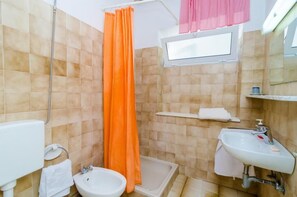 Kahden hengen huone (Double Room) | Kylpyhuone | Suihku