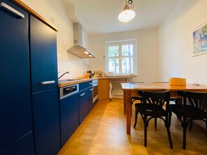 Kühlschrank, Mikrowelle, Ofen, Geschirrspüler