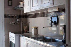 Fridge, oven, stovetop, electric kettle