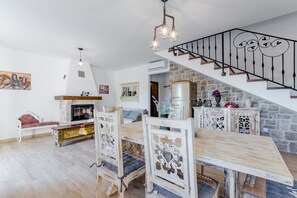 House (Two Bedroom Holiday Home with Private) | Dining room - Holiday Home Rustic (Muc)