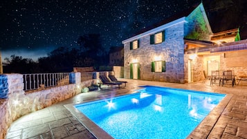 House (Two Bedroom Holiday Home with Private) | Kolam renang | Kolam renang terbuka bermusim