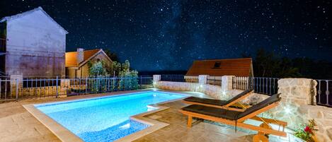 Una piscina al aire libre de temporada