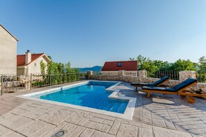 House (Two Bedroom Holiday Home with Private) | Pool