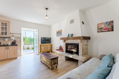 Ferienhaus (Two Bedroom Holiday Home with Private) | Wohnzimmer | Fernseher