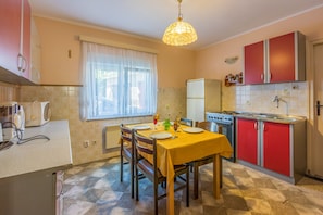 Private kitchen | Fridge, microwave, oven, stovetop