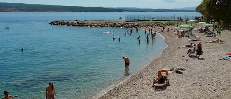 Una spiaggia nelle vicinanze