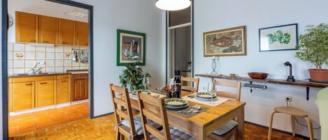 Căn hộ (A1) | Bếp riêng | Tủ lạnh, lò nướng, bếp nấu, dụng cụ pha espresso