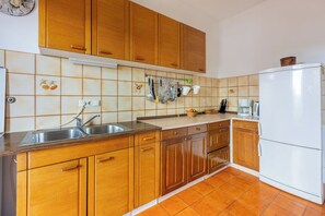 Appartement (A1) | Cuisine privée | Réfrigérateur, four, plaque de cuisson, machine à expresso