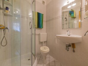 Bathroom | Bathtub - Apartments Ninac (Novi Vinodolski)