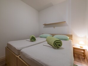 4 bedrooms, iron/ironing board, free WiFi