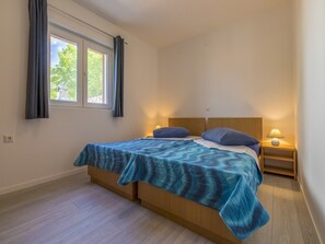 4 bedrooms, iron/ironing board, free WiFi