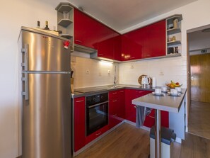 Cocina privada | Refrigerador, parrilla de estufa y cafetera de espresso 