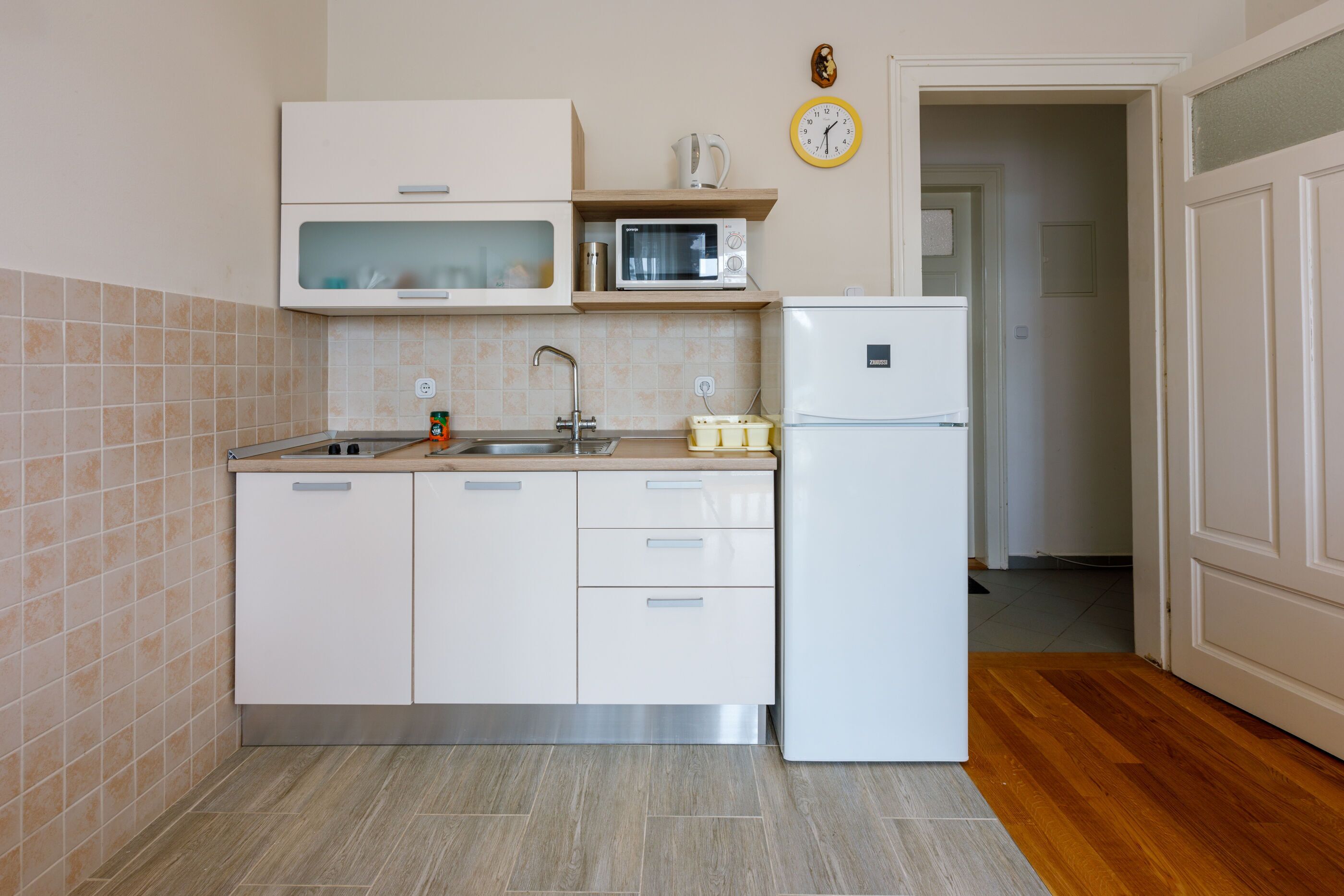 専用キッチン | 冷蔵庫、コンロ、エスプレッソマシン、調理器具と食器