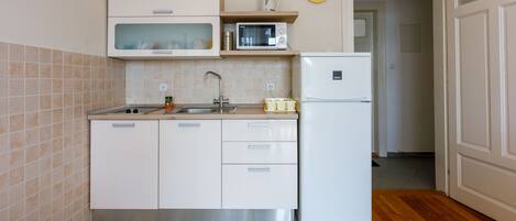 専用キッチン | 冷蔵庫、コンロ、エスプレッソマシン、調理器具と食器