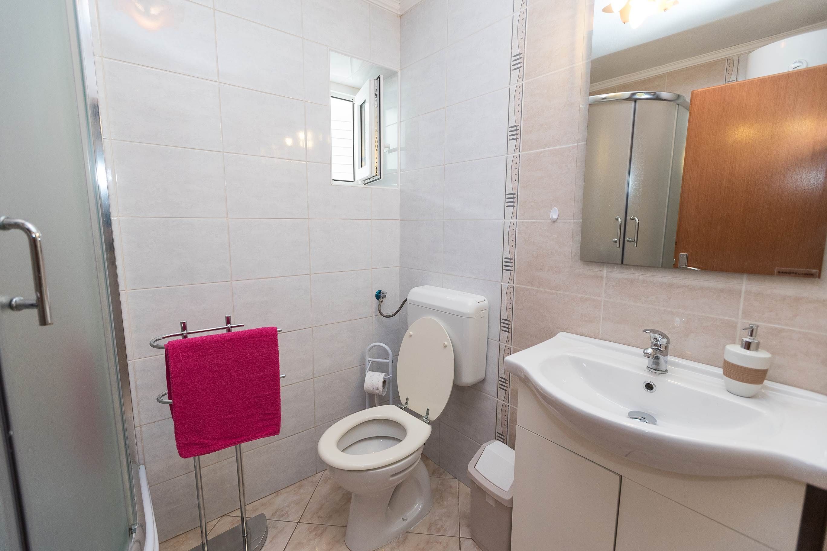 Ein Badezimmer mit Toilette, Waschbecken und Dusche.