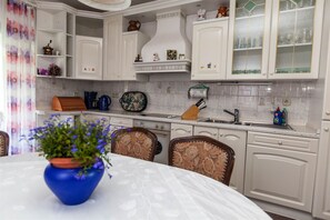 Eget kjøkken | Kjøleskap, mikrobølgeovn, ovn og kokeplater