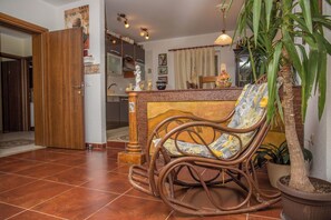 Apartment (A3) | Eigene Küche | Kühlschrank, Herdplatte, Espressomaschine, Kochgeschirr/Geschirr/Besteck