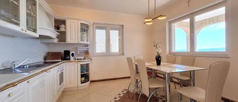 Apartment (A2) | Eigene Küche | Kühlschrank, Herdplatte, Espressomaschine, Kochgeschirr/Geschirr/Besteck