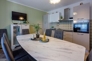 Eget kjøkken | Kjøleskap, ovn, kokeplater og oppvaskmaskin