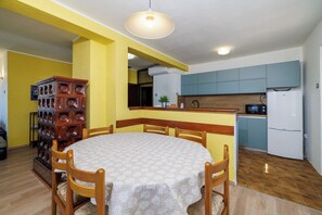 Appartement (A1) | Cuisine privée | Réfrigérateur, four à micro-ondes, un four, surface de cuisson